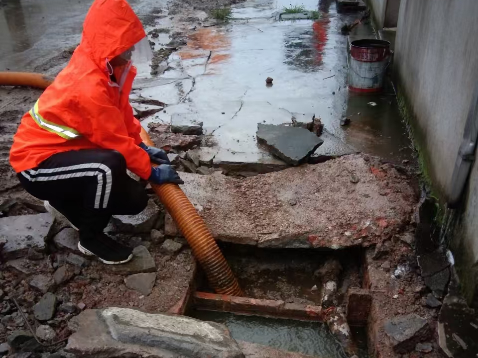 于洪专业清理污水池 炜誉市政以规范流程守护城市 “肠道”