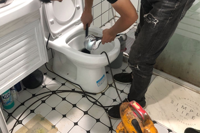 于洪马桶堵塞自己疏通还是找师傅？专业上门服务让你省时更省心